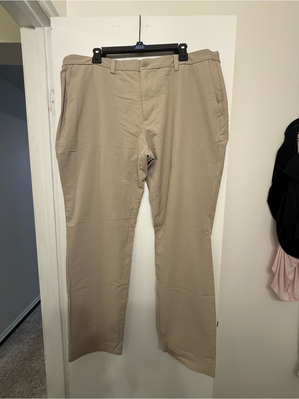 Vineyard Vines Men's Khaki Chinos in Light Tan